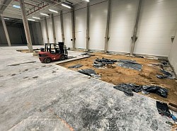 Blisko 450m kwadratowych wyciętej i usuniętej posadzki